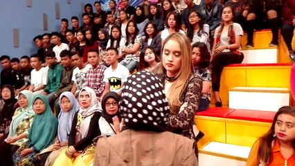 Cinta Laura Sedang di Briefing