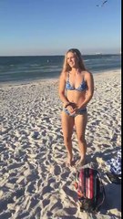 Ova djevojka je htjela da na plaži nahrani galeba. Iz torbe je izvadila komad hljeba, a onda DEBELO ZAŽALILA!