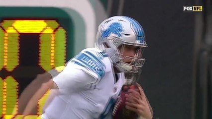 Stafford scrambles 7 yards to pick up a gritty first down