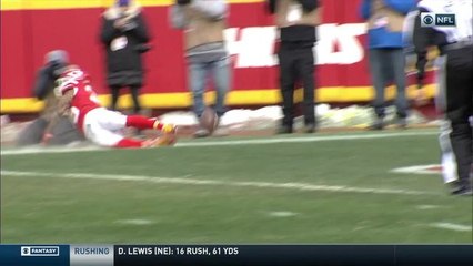 Charcandrick West takes off for 25 yards after catching swing pass