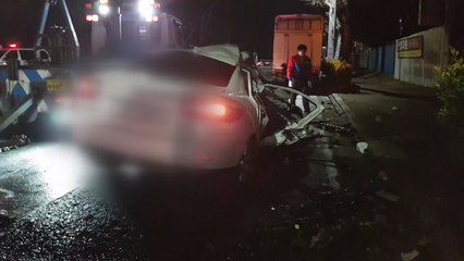 마주오던 차량 정면 충돌 2명 숨져...부산 공단에서 큰불 / YTN