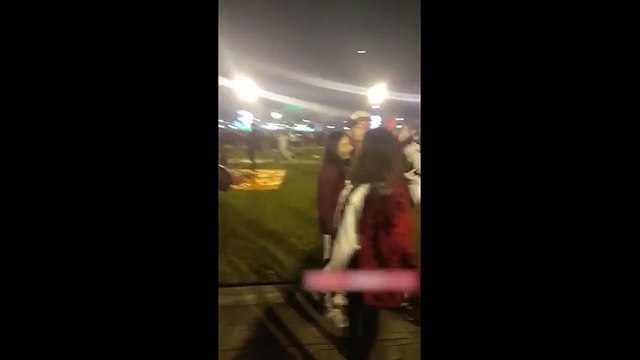 Đắng lòng đêm Noel cô gái bị bạn trai cắm sừng , bắt quả tang đang đi chơi với người khác