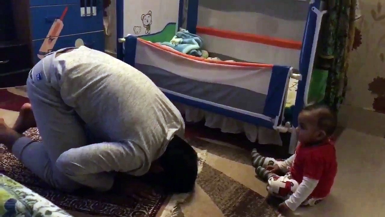 Son snatches Sarfaraz Ahmad's hairs during prayer