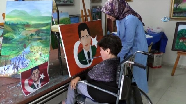 15 Temmuz Şehidi Ömer Halis Demir'in resmini ağzıyla çizdi