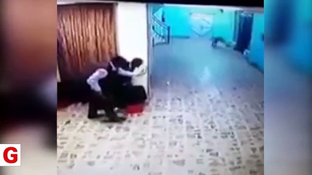 Morga girmeye çalışan sırtlan korkuttu