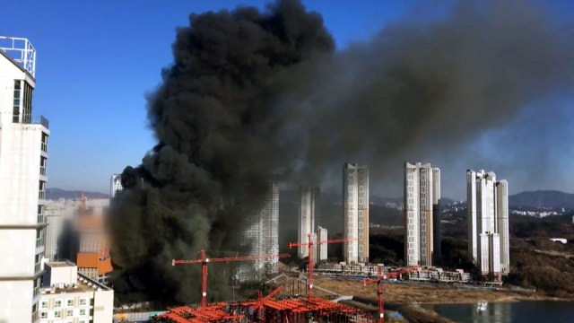 [속보] 하늘 위로 치솟는 검은 연기...광교 공사장 화재로 1명 사망 / YTN