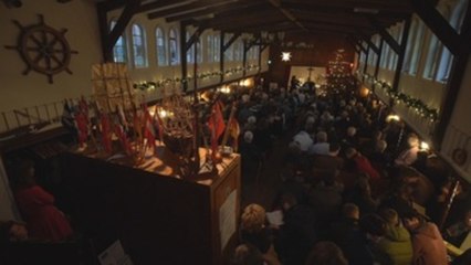 Cristianos alemanes celebran la misa de Nochebuena en la iglesia flotante 'Flussschifferkirche'