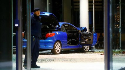 Auto rast in SPD-Parteizentrale in Berlin