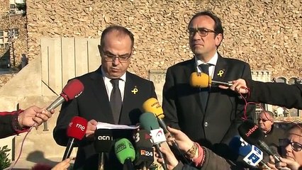 Jordi Turull i Josep Rull llegeixen la carta del president Puigdemont davant la tomba de Francesc Macià