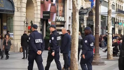 Em França, 97 mil agentes garantem a segurança no Natal