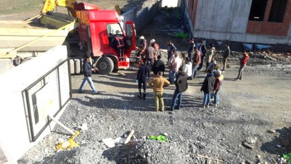 Esenyurt'ta Hafriyat Kamyonu İçinde Can Pazarı