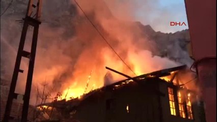 Amasya'da İki Katlı Ahşap Ev Kül Oldu