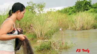 eautiful Girl Fishing - Amazing Fishing at Battambang - How To catch fish by hand(60)_