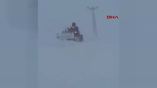 Van'da Karda Mahsur Kalanların İmdadına Belediye ve Sağlık Ekipleri Yetişti