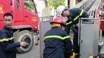 Video: Cảnh sát Hà Nội dùng xe thang hàng chục mét đưa người mắc kẹt trong vụ cháy chung cư 27 tầng ra ngoài
