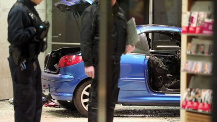 Homem joga carro contra sede de partido alemão