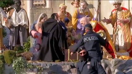Una activista de Femen intenta robar al Niño Jesús del Vaticano.