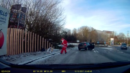Quand le père Noël vient en aide à une blonde qui s'est étalée sur le verglas