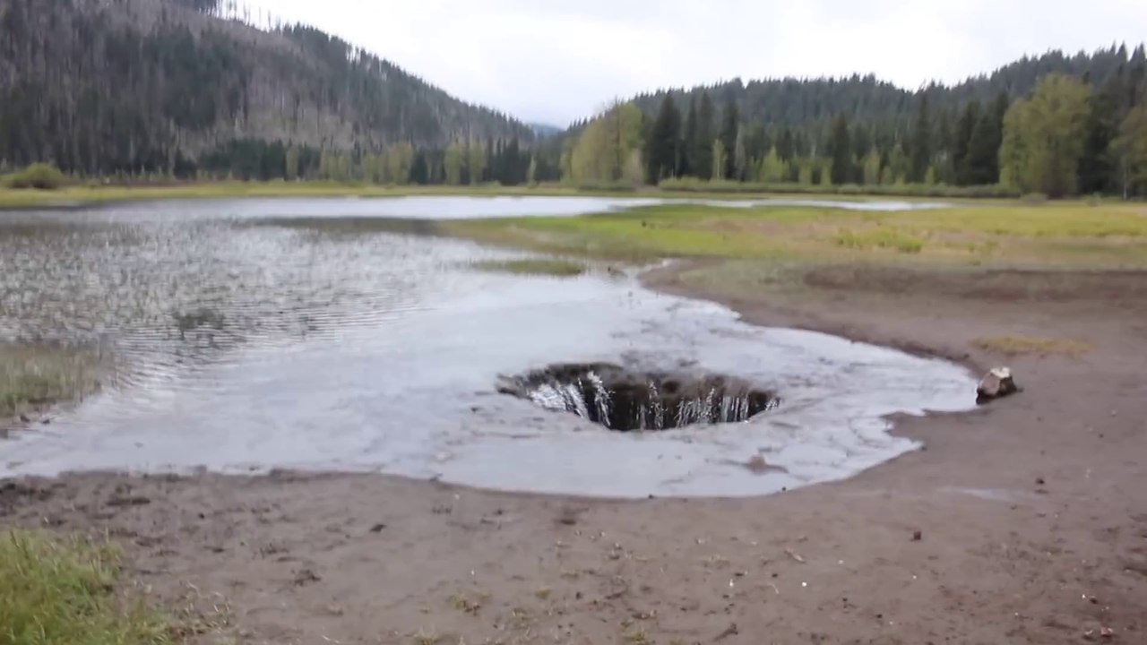 Ce lac canadien se vide par un trou géant... Incroyable