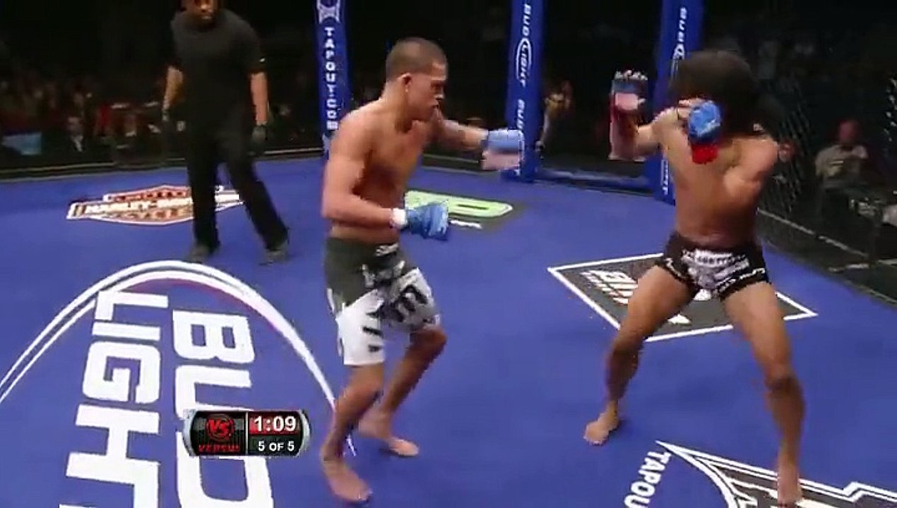 Ce combattant MMA met un coup façon ninja et met KO son adversaire