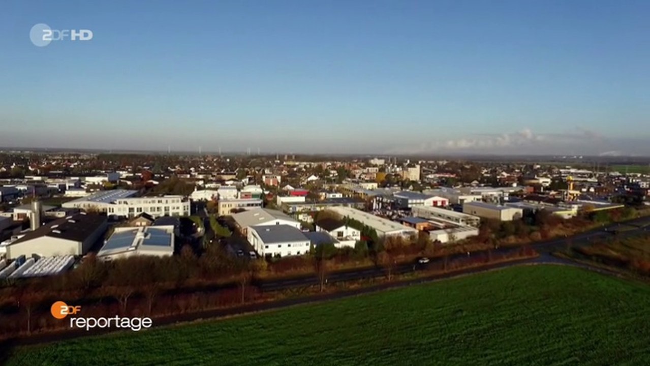 Paketzusteller im Weihnachtsstress - Bescherung auf Bestellung Paketzusteller