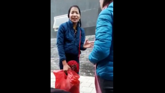 Vừa đánh ghen, vừa tiện thế đòi nợ bồ nhí của chồng