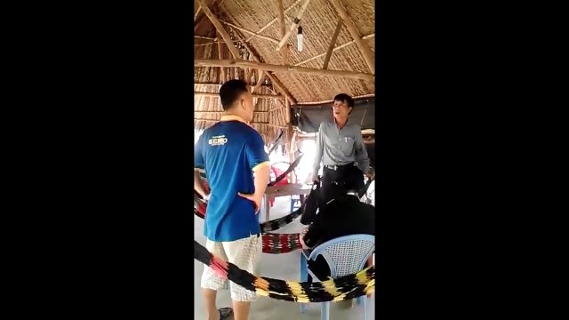 Bắt quả tang vợ tâm sự cùng nhân tình ở quán cafe, chống lao vào đánh chửi tới tấp