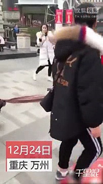 Chàng trai bị người yêu bắt làm chó, phải sủa "gâu gâu" trên đường phố đúng ngày Giáng sinh