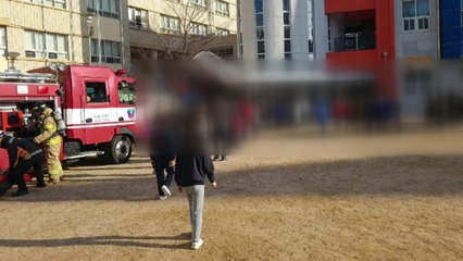 초등학교 지하창고에서 연기 나 7백여 명 대피 / YTN
