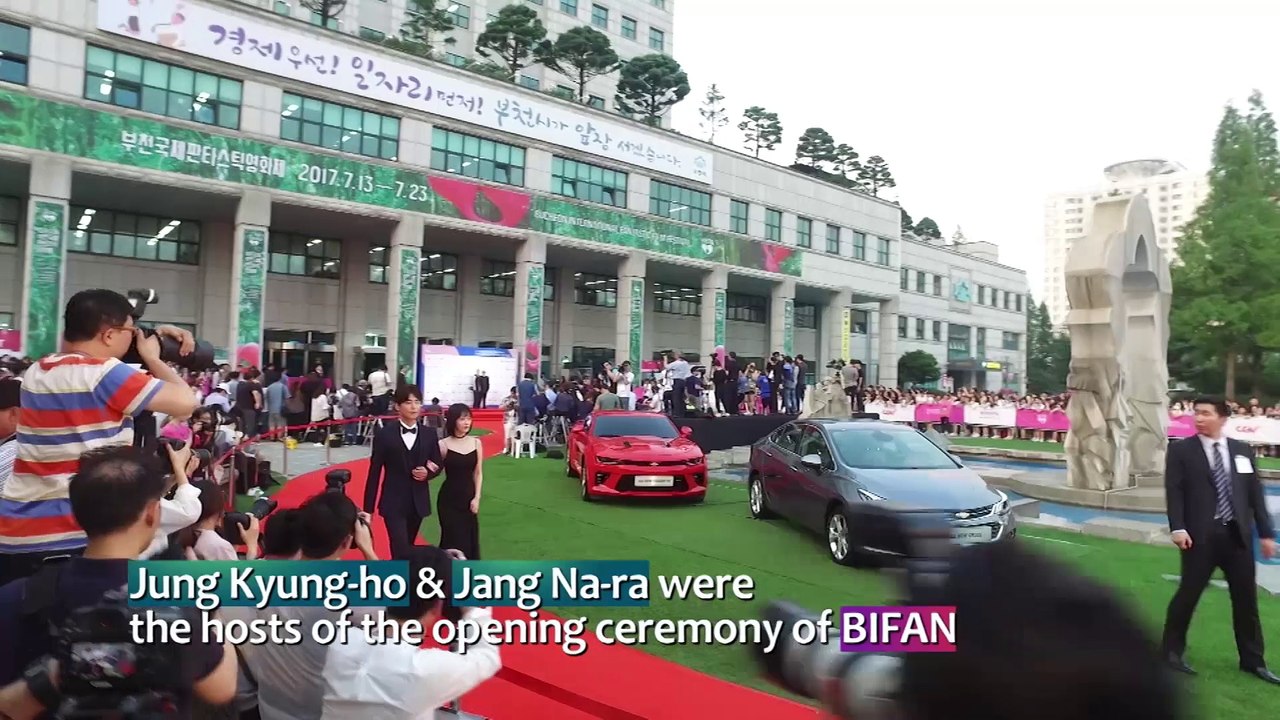 [Showbiz Korea] Actress Kim Hye-soo(김혜수) , EXO Do Kyung-soo(도경수) _ Styles of the Hosts of Various Film Festivals