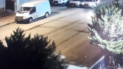 Kepengi Kırmak İçin Arkadaşının Omzuna Çıktı. 5 Dakikada Dükkanı Soyan Hırsızlar Kamerada