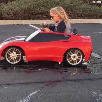 A 5 ans cette fillette fait des drifts et dérapages de fou avec sa mini voiture