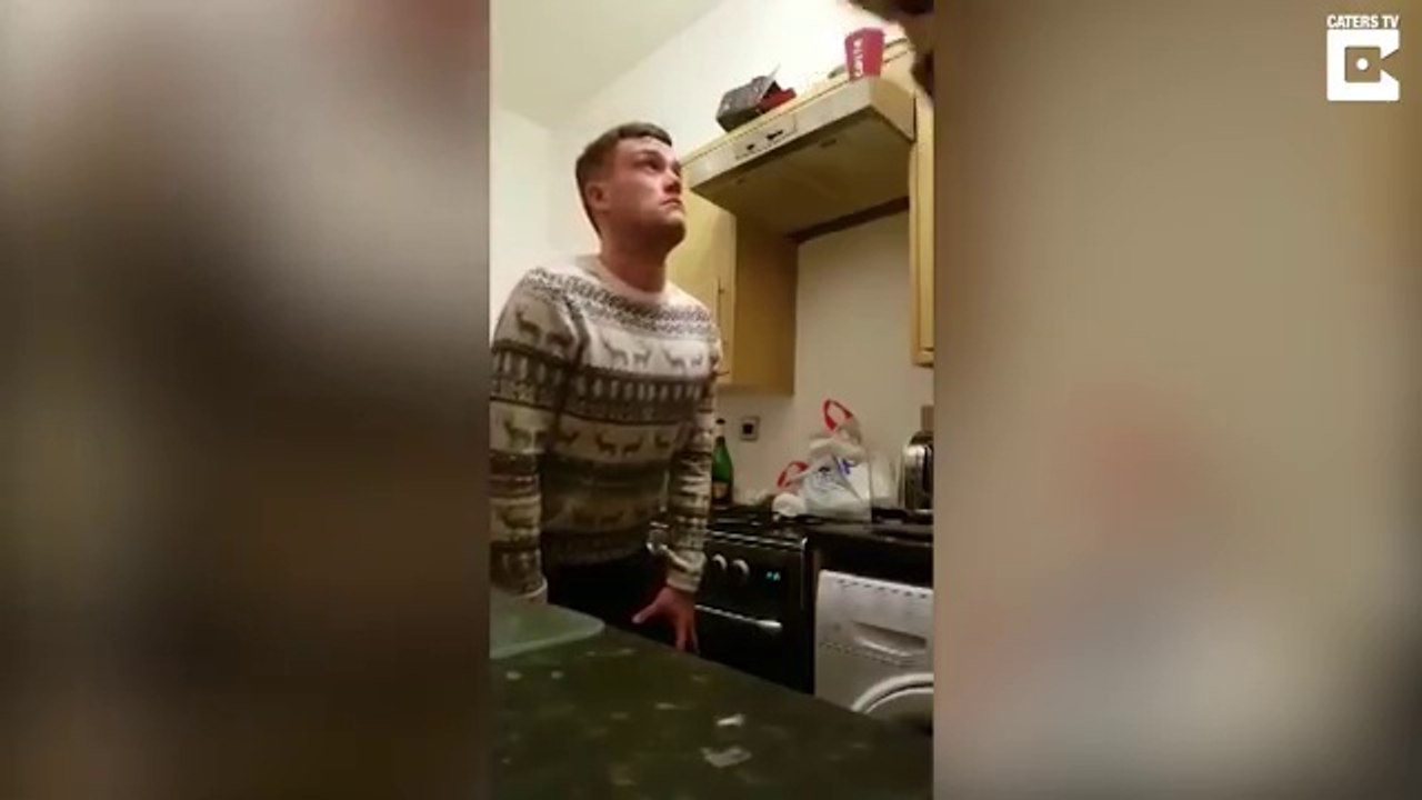 Il éclate un melon sur la tête de son pote et le met presque KO