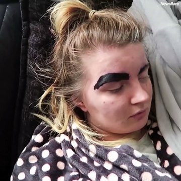 La blague qu'il fait à sa copine endormie est tellement cruelle mais énorme... regardez