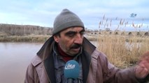Sivas'ta soğuk havada 'basma tor' ile balık avı