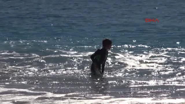 Antalya Kaş'ta Turistler Denize Girdi, Ağaçlar Çiçek Açtı