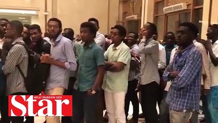 Sudanlı gençler Cumhurbaşkanı Erdoğan'ı dinlemek için metrelerce kuyruk oluşturdu