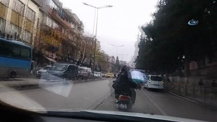 Motosiklette aile boyu tehlikeli yolculuk kamerada