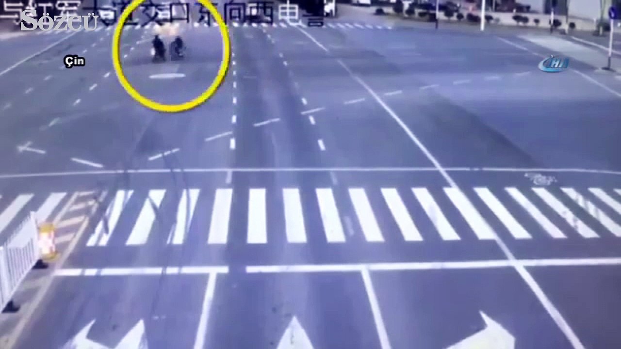 Geniş bulvarda akıl almaz kaza