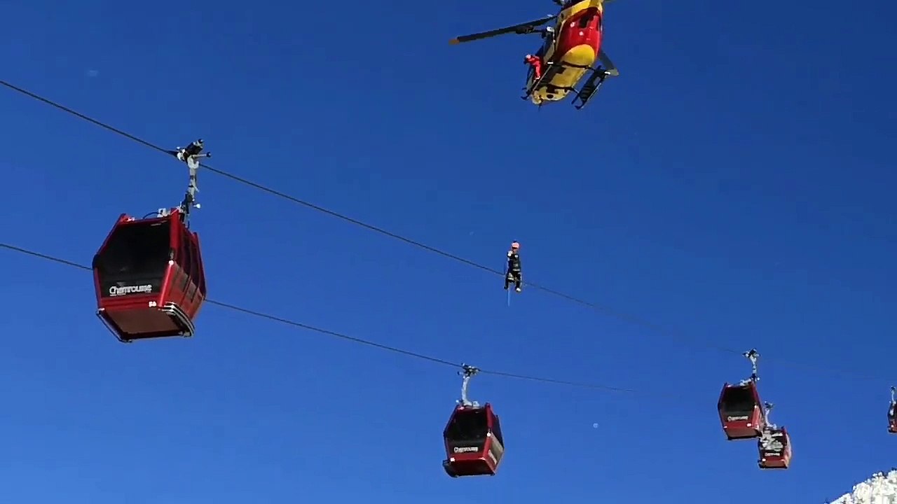 Treuillage des secoursites suite à la panne d'un télécabine (Isère)