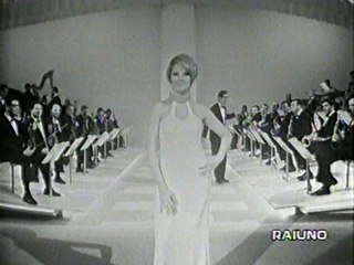 mina mi sei 6 scoppiato dentro il cuore