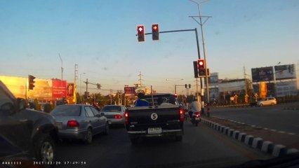 Truck Smashes Through Traffic Light