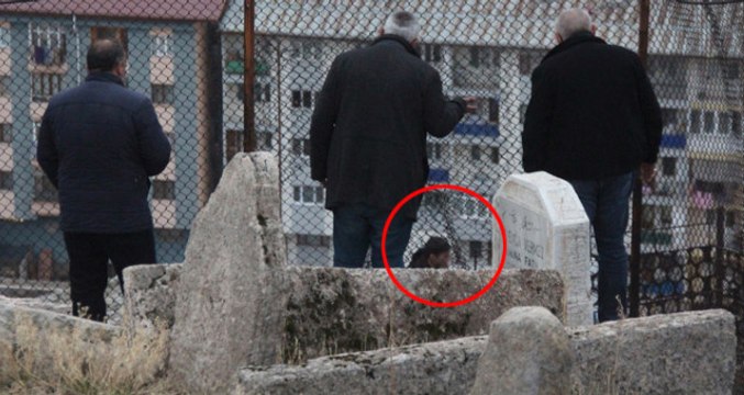 Çocuklarını Göremeyince Uçurumun Kenarında İntihara Kalkışan Vatandaşı Polis İkna Etti