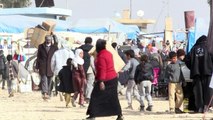 نازحون في سوريا يواجهون برد الشتاء في خيم وأبنية مهجورة