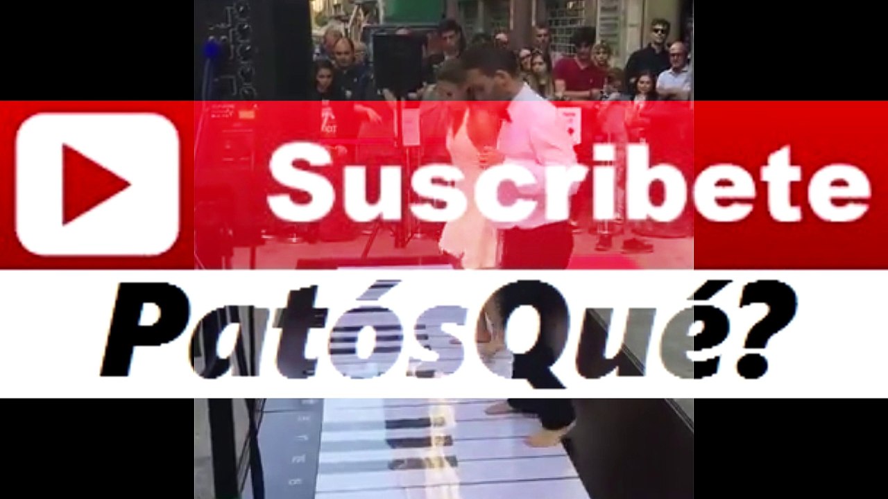 Esta pareja tocan el piano con sus pies espectacular