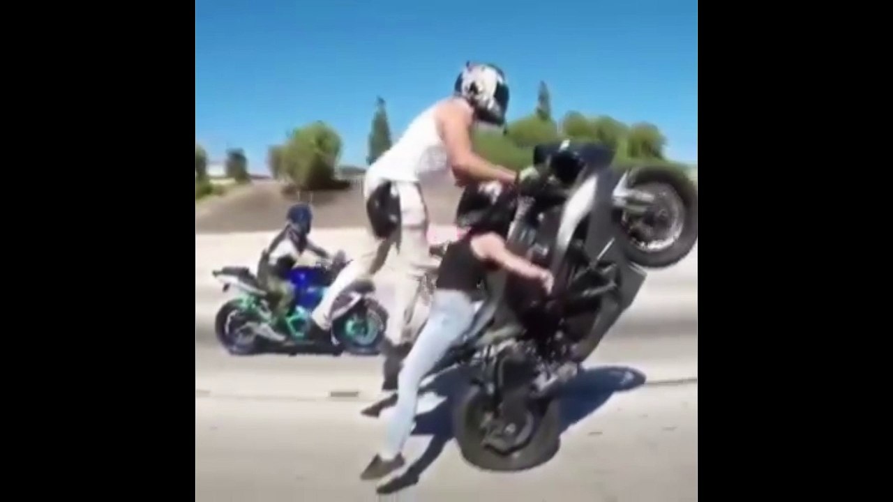 Moto en la autopista Ariesgan su vida