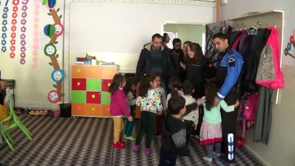 Şemdinli'de polis öğrencilere bot dağıttı -  HAKKARİ