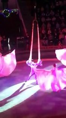 Une acrobate de cirque fait une chute impressionnante