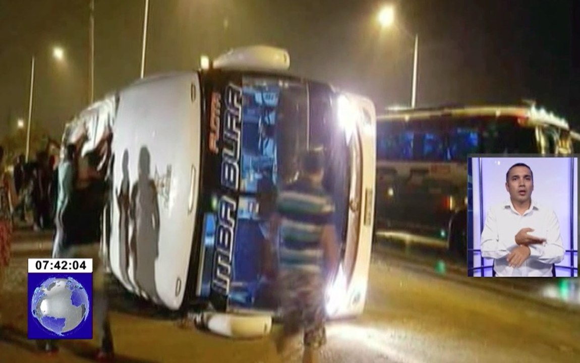Pasajeros heridos tras volcarse bus interprovincial