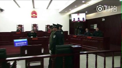 China exime de cárcel a disidente y condena a ocho años a otro